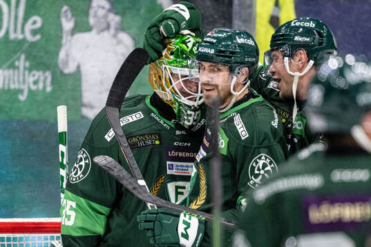 Färjestads målvakt Dennis Hildeby och August Tornberg