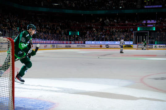 Färjestads Per Åslund jublar