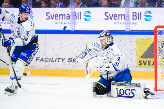Leksands Olle Alsing och målvakt Kasimir Kaskisuo