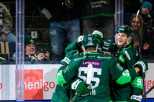 Färjestads Eric Engstrand jublar med lagkamrater