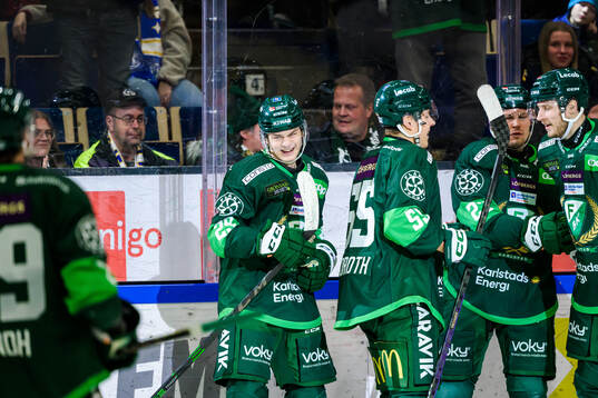 Färjestads Lucas Forsell jublar med lagkamrater