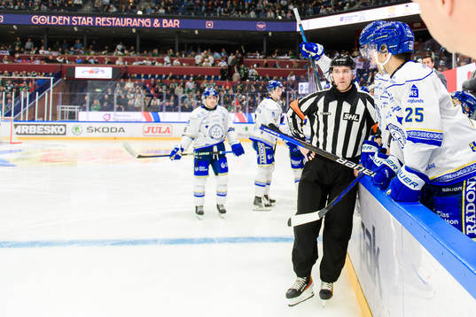 Domare Linus Öhlund i samtal med Leksands spelare