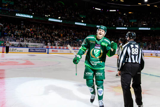 Färjestads Lucas Forsell jublar