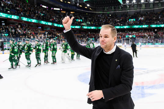Färjestads huvudtränare Tomas Mitell jublar och tackar