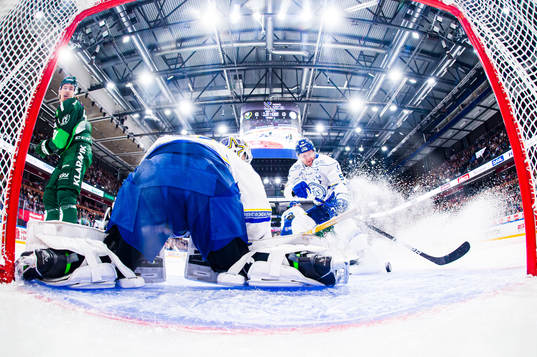 Färjestads Joakim Nygård ser på när Leksands Jonas