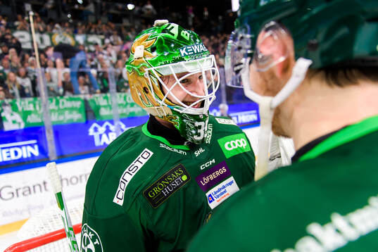 Färjestads målvakt Dennis Hildeby jublar med lagkamrater