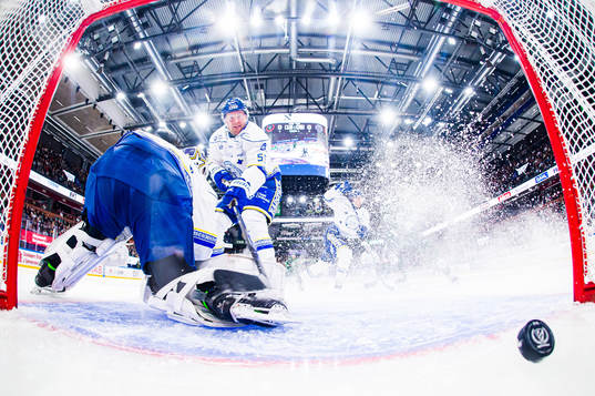Leksands Jonas Ahnelöv stöter in Färjestads Joakim