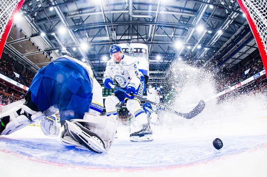 Leksands Jonas Ahnelöv stöter in Färjestads Joakim