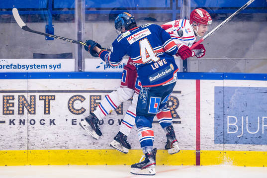 Växjös Keegan Lowe tacklar Timrås Emil Pettersson
