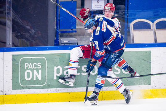 Växjös Keegan Lowe tacklar Timrås Erik Walli Walterholm