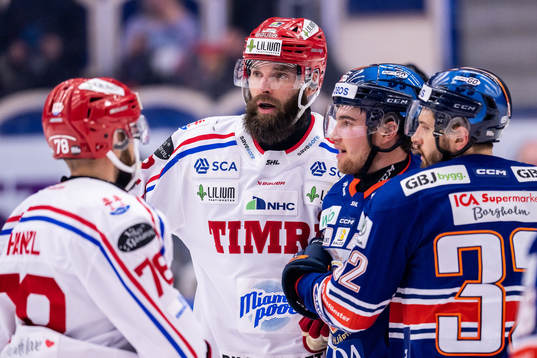 Timrås Per Svensson pratar med Växjös Glenn Gustafsson