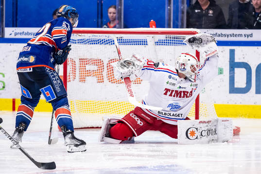 Timrås målvakt Jacob Johansson gör ens räddning