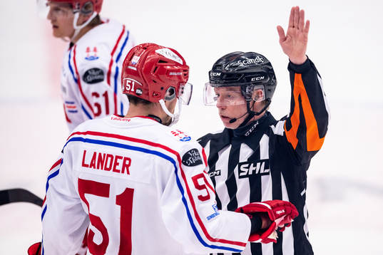 Timrås Anton Lander pratar med Domare Pehr Claesson