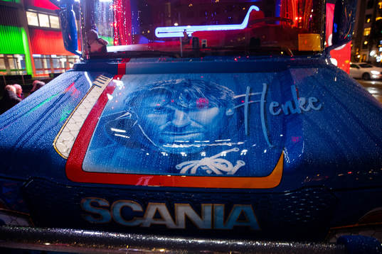 En lastbil utanför Scandinavium motivlackad med Henrik