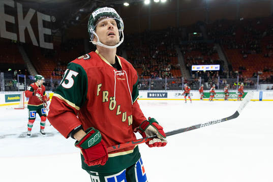 Frölundas Nicklas Lasu med en specialdesignad tröja