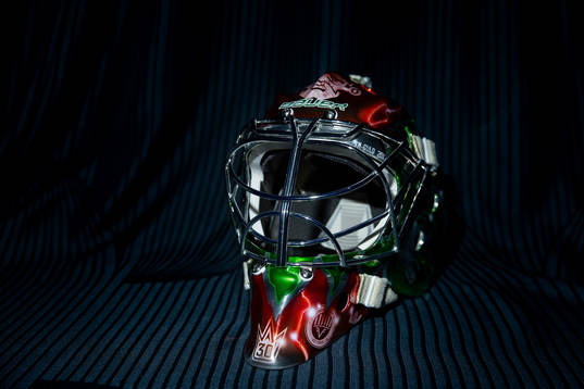 En gåva i form av en specialdesignad ishockeymask till