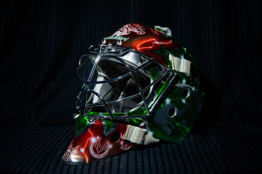En gåva i form av en specialdesignad ishockeymask till