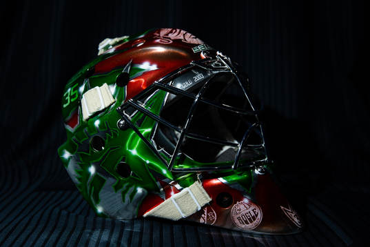 En gåva i form av en specialdesignad ishockeymask till