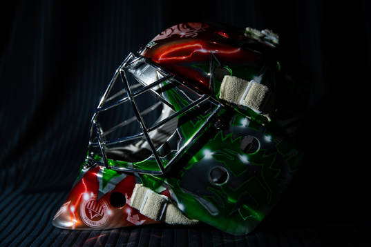 En gåva i form av en specialdesignad ishockeymask till