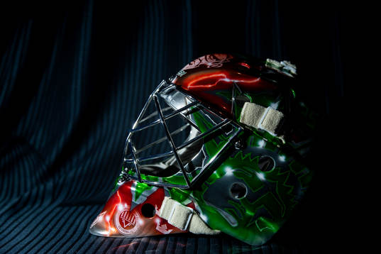 En gåva i form av en specialdesignad ishockeymask till