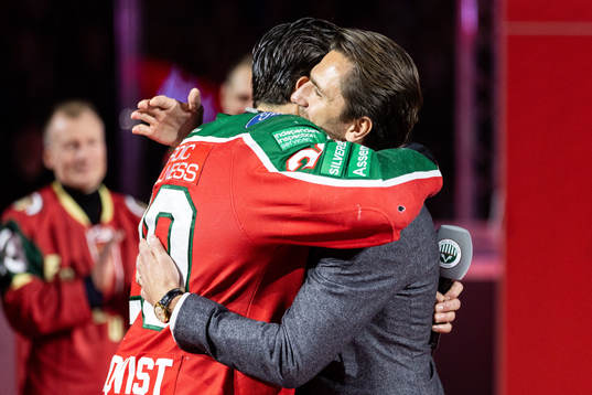 Joel Lundqvist och Henrik Lundqvist kramas