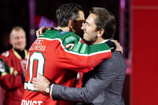 Joel Lundqvist kramar Henrik Lundqvist