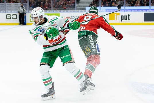 Frölundas Jan Mursak tar pucken av Rögles Ludvig Larsson