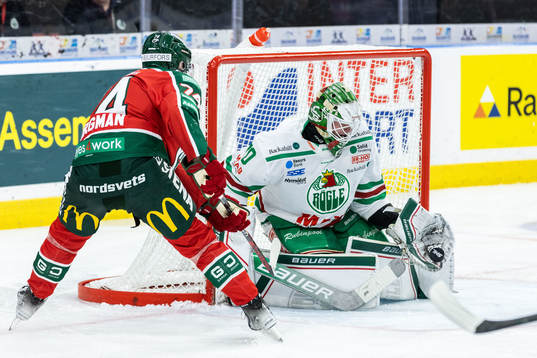Frölundas Andreas Borgman mot Rögles målvakt Calle Clang