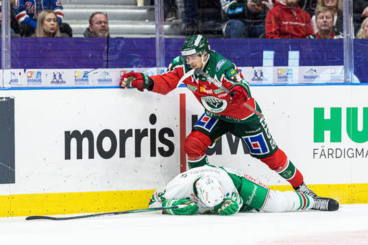 Frölundas Nicklas Lasu tacklar Rögles Adam Edström