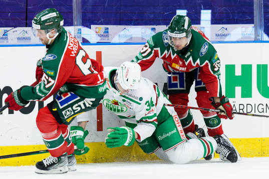 Rögles Adam Edström tacklas av Frölundas Nicklas Lasu
