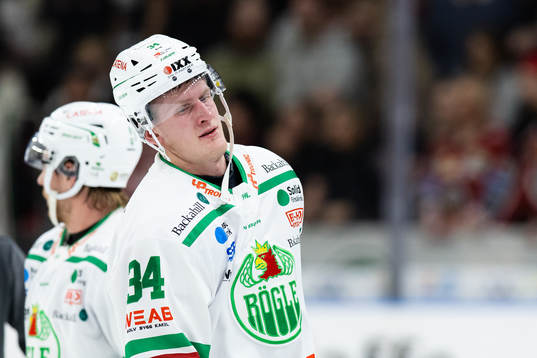 Rögles Adam Edström lämnar isen