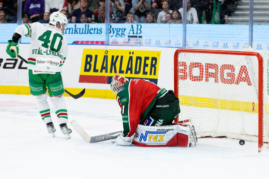 Rögles Oskar Stål-Lyrenäs sätter en straff på