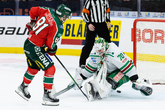 Frölundas Ryan Lasch sätter en straff på Rögles
