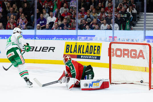 Rögles Adam Tambellini sätter en straff på Frölundas