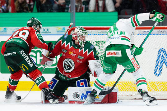 Frölundas målvakt Lars Johansson räddar ett avslut från