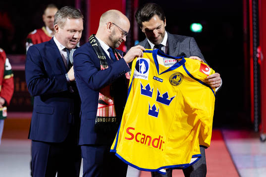 Svenska Ishockeyförbundet delar ut en landslagströja till
