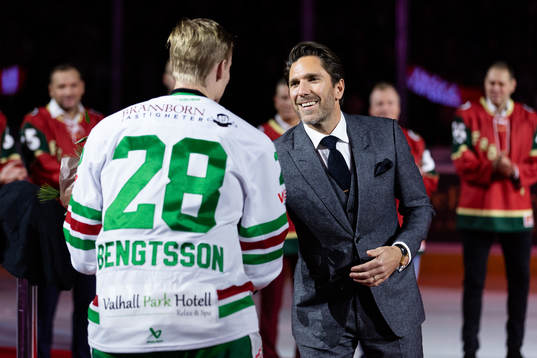 Rögles lagkapten Anton Bengtsson uppvaktar Henrik Lundqvist