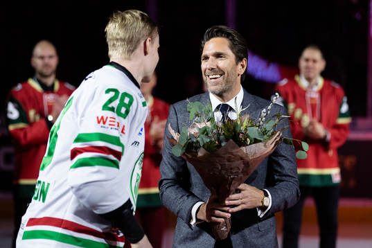 Rögles lagkapten Anton Bengtsson uppvaktar Henrik Lundqvist