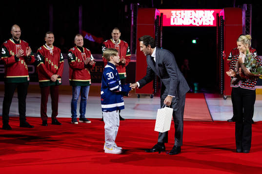 En ung ishockeyspelare uppvaktar Henrik Lundqvist