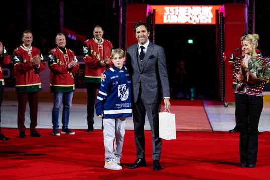 En ung ishockeyspelare uppvaktar Henrik Lundqvist