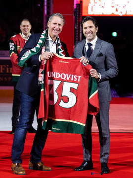 Frölundas vice ordförande Kurt Carlsson med en gåva till