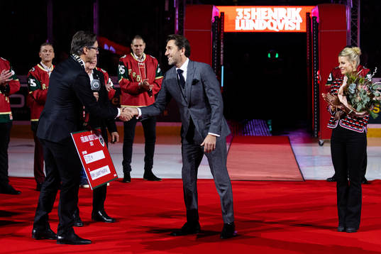 Frölundas klubbdirektör Christian Lechtaler räcker över
