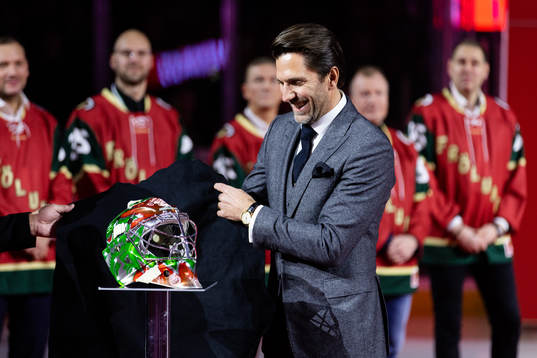 Henrik Lundqvist avtäcker en specialdesignad mask