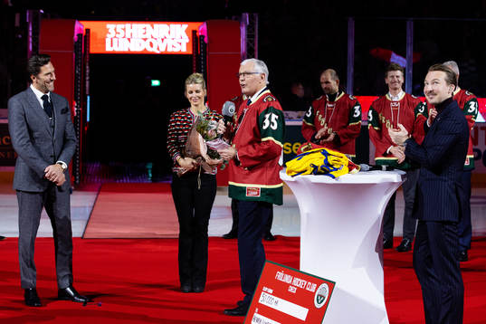 Conny Svensson håller ett tal till Henrik Lundqvist