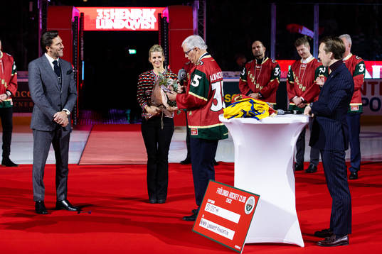 Conny Svensson håller ett tal till Henrik Lundqvist