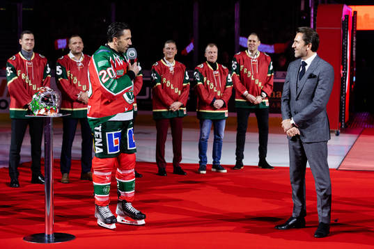 Frölundas lagkapten Joel Lundqvist håller ett tal till