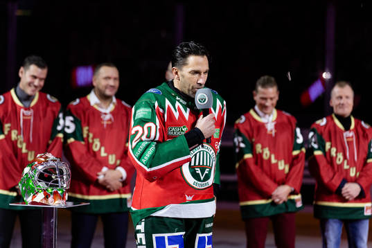 Frölundas lagkapten Joel Lundqvist håller ett tal till