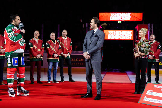 Frölundas lagkapten Joel Lundqvist håller ett tal till