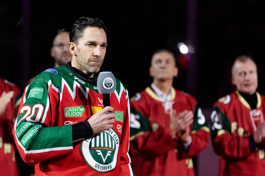 Frölundas lagkapten Joel Lundqvist håller ett tal till