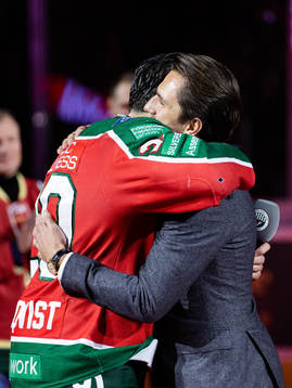 Frölundas lagkapten Joel Lundqvist kramar om sin broder